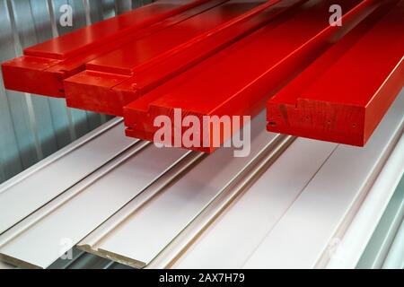 Éléments de meubles peints dans la cabine de pulvérisation. Émail rouge. Fabrication de meubles... Processus de fabrication de meubles en bois Banque D'Images