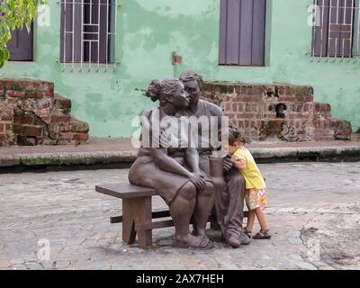 Camaguey, Cuba - 05 novembre 2006 : jeune fille explorant la sculpture des « Bridegrooms » de Martha Jimenez à Camaguey, Cuba Banque D'Images