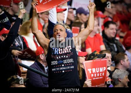 Un partisan de Trump tient un pancartes Trump/Pence lors du grand rallye Keep America à Manchester. Banque D'Images