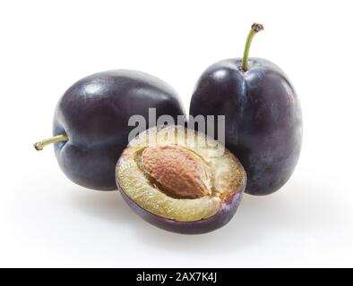 Prunes isolées sur fond blanc avec chemin de la clippin Banque D'Images