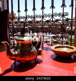 Pause thé sur le marché du souq de Marrakech. Banque D'Images