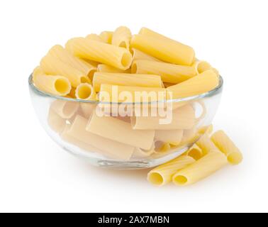 Pâtes rigatoni dans un bol en verre isolé sur fond blanc avec chemin de découpe Banque D'Images