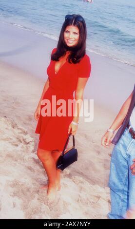 Malibu, Californie, États-Unis 7 juillet 1995 l'actrice Yasmine Bleeth assiste à la première « Clueless » le 7 juillet 1995 à Leo Carrillo Beach à Malibu, Californie, États-Unis. Photo De Barry King/Alay Stock Photo Banque D'Images