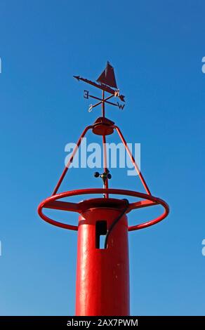 Un anémomètre et une girouette par le quai sur la côte nord de Norfolk à Morston, Norfolk, Angleterre, Royaume-Uni, Europe. Banque D'Images