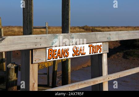 Embarquement et point d'atterrissage au quai pour Les Excursions de Seal à Blakeney point sur la côte nord de Norfolk à Morston, Norfolk, Angleterre, Royaume-Uni, Europe. Banque D'Images