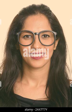 Visage de femme perse heureux woman wearing eyeglasses Banque D'Images