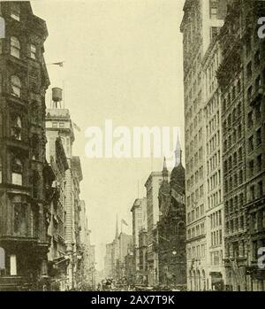 Valentine's City of New York; un guide, avec six cartes et cent soixante photos pleine page . Cinquième Avenue, en regardant au nord de la trente-quatrième rue; le juge-arbitre de l'église presbytérienne Brick montre dans la distanceBrown Bros... 1 im Fifth Aveniie, au nord de La Quarante-deuxième rue jusqu'à la Plaza de Central Park. Les flèches éloignées sur la droite sont la cathédrale Saint-Patrick. Temple Emanu-El au coin De La Quarante-troisième rue Banque D'Images