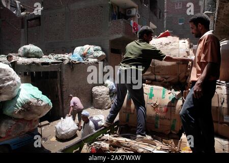 Manshiyat Naser, Garbage City, est un établissement situé à la périphérie du Caire Banque D'Images