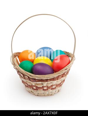 Œufs de pâques colorés dans le panier isolés sur fond blanc avec chemin de découpe Banque D'Images
