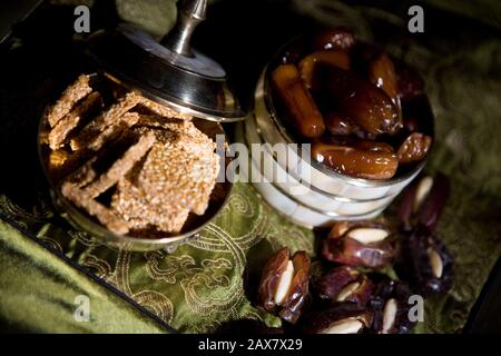 Après le repas spécialités arabes, dates et bonbons arabes. Banque D'Images