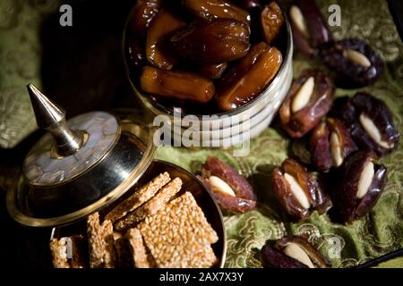 Après le repas spécialités arabes, dates et bonbons arabes. Banque D'Images