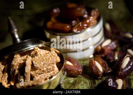 Après le repas spécialités arabes, dates et bonbons arabes. Banque D'Images