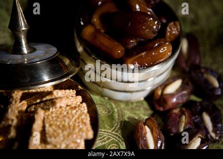 Après le repas spécialités arabes, dates et bonbons arabes. Banque D'Images