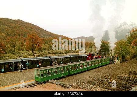 Passagers du « train de la fin du monde » à la station de chute de Macarena Pendant l'excursion, province de Tierra del Fuego, Patagonie, Argentine Banque D'Images