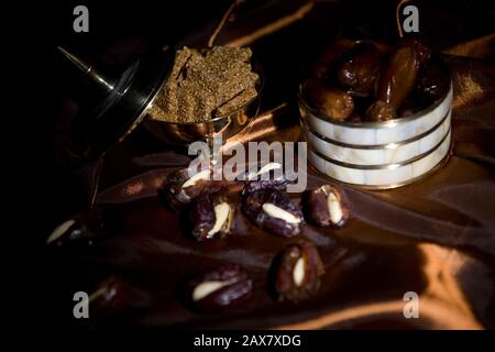 Après le repas spécialités arabes, dates et bonbons arabes. Banque D'Images