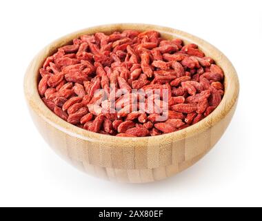 Baies de goji séchées dans un bol en bois isolé sur fond blanc avec chemin de découpe Banque D'Images