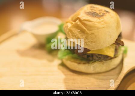 Portrait De Cheeseburger Servi Sur Une Table En Bois Banque D'Images