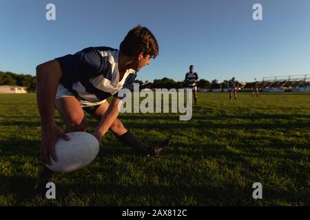 Joueurs de rugby jouant au rugby Banque D'Images