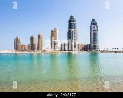 Doha, Qatar - novembre 11. 2019. Nouveaux bâtiments gratte-ciel sur l'île de Pearl Banque D'Images