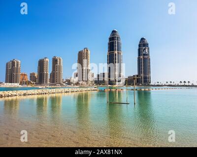 Doha, Qatar - novembre 11. 2019. Nouveaux bâtiments gratte-ciel sur l'île de Pearl Banque D'Images