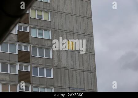 Un bâtiment résidentiel à Hohenstein, Wolfsburg, a été endommagé dans la tempête de Ciara. De forts vents ont laissé tomber une partie de l'extérieur du bâtiment à partir de la hauteur du 10ème étage. Banque D'Images