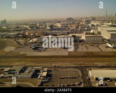 Vue aérienne de l'aéroport international de Dubaï et du Sky Cargo Building, Dubaï, Émirats arabes Unis. Banque D'Images