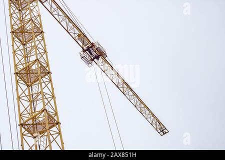 Grue de construction jaune sur le fond du ciel, vue de dessous Banque D'Images