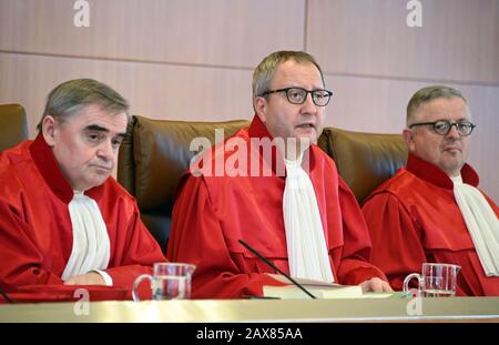 Karlsruhe, Allemagne. 11 février 2020. Le deuxième Sénat de la Cour constitutionnelle fédérale, (l-r) Peter Müller, président Andreas Voßkuhle et Peter M. Huber, ouvre la procédure orale sur une plainte déposée par l'AFD contre le ministre fédéral de l'intérieur Horst Seehofer (CSU). Seehofer avait fait des remarques critiques au sujet de la partie dans une interview. Le texte était également sur le site Web de son ministère pendant deux semaines. L’AFD accuse donc Seehofer d’avoir illégalement utilisé les ressources de l’État pour diffuser un message politique de parti. Crédit: Uli Deck/Dpa/Alay Live News Banque D'Images