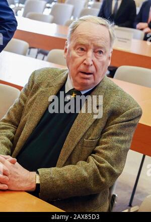 Karlsruhe, Allemagne. 11 février 2020. Alexander Gauland, chef du groupe parlementaire AFD au Bundestag, attend devant la Cour constitutionnelle fédérale le début de la procédure orale sur une plainte de l'AFD contre le ministre fédéral de l'intérieur Seehofer. Seehofer avait fait des remarques critiques au sujet de la partie dans une interview. Le texte était également sur le site Web de son ministère pendant deux semaines. L’AFD accuse donc Seehofer d’avoir illégalement utilisé les ressources de l’État pour diffuser un message politique de parti. Crédit: Uli Deck/Dpa/Alay Live News Banque D'Images