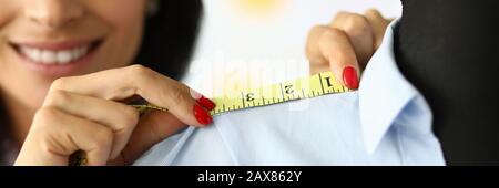 Couturière professionnelle joyeuse au travail Banque D'Images