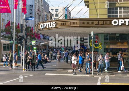 Melbourne, Australie - 4 avril 2017 : les gens qui attendent des feux verts au coin de la rue Elizabeth et Bourke à Melbourne CBD avec magasin Optus Banque D'Images