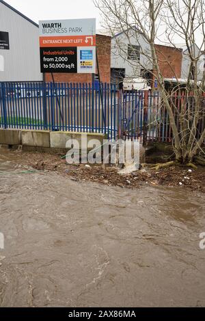 Storm ciara, la rivière irwell éclate ses rives inondant le parc d'affaires warth à radcliffe bury lancashire royaume-uni Banque D'Images