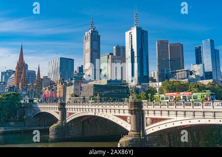 Melbourne, Australie - 4 avril 2017 : Melbourne Central Business District, CBD cityscape et Princess Bridge Banque D'Images