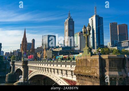 Melbourne, Australie - 4 avril 2017 : gratte-ciel et bâtiments du quartier central des affaires de Melbourne avec pont historique Princess en premier plan Banque D'Images