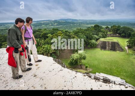 Touristes regardant de El Castillo aka structure A-6 à Xunantunich, les ruines mayas, près de la ville de San Jose Succotz, Cayo District, Belize, Amérique centrale Banque D'Images