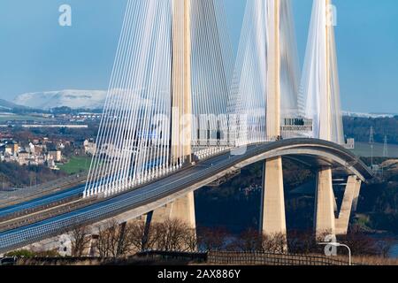 South Queensferry, Écosse, Royaume-Uni. 11 Février 2020. Le pont Queensferry Crossing est fermé à toute la circulation dans les deux sens en raison du risque de chute de glace des câbles de support supérieurs. Plusieurs voitures ont été endommagées par la chute de glace pendant la tempête Ciara.le trafic est détourné via le pont Kincardine. Iain Masterton/Alay Live News. Banque D'Images