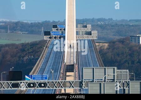 South Queensferry, Écosse, Royaume-Uni. 11 Février 2020. Le pont Queensferry Crossing est fermé à toute la circulation dans les deux sens en raison du risque de chute de glace des câbles de support supérieurs. Plusieurs voitures ont été endommagées par la chute de glace pendant la tempête Ciara.le trafic est détourné via le pont Kincardine. Iain Masterton/Alay Live News. Banque D'Images