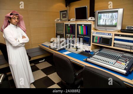 Un jeune ingénieur saoudien se tient à côté d'un panneau de contrôle à l'intérieur d'un des studios vidéo du Saudi Research and Marketing Group, Riyad, Arabie Saoudite. Banque D'Images