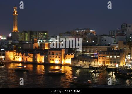 Vue sur la crique de Dubaï dans la vieille ville de Dubaï, connue sous le nom de Deira. Banque D'Images
