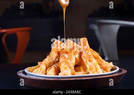 Khari torsadé en-cas indien avec sauce au miel et au caramel Banque D'Images