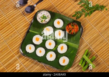 rava idli Uni avec chutney servi sur la feuille de banane Banque D'Images