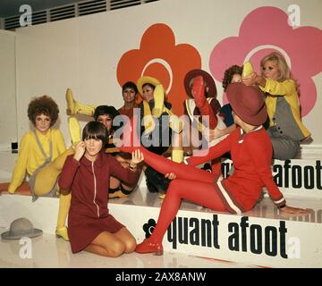 Mary Quant (avant-plan), créatrice de mode, présente ses chaussures à Londres. Banque D'Images