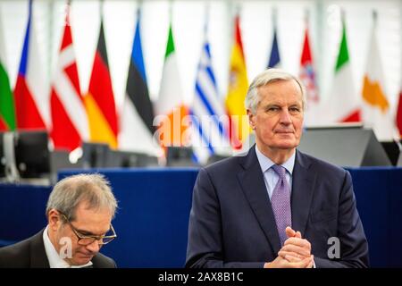 Strasbourg, France. 11 février 2020. Michel Barnier (r), chef du groupe de travail de l'UE pour les négociations avec le Royaume-Uni, est sur le point de commencer la session dans la salle plénière du Parlement européen. Photo: Philipp von Ditfurth/dpa crédit: DPA Picture Alliance/Alay Live News Banque D'Images