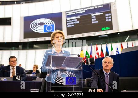 Strasbourg, France. 11 février 2020. Ursula von der Leyen (CDU), Président de la Commission européenne, ouvre la session plénière dans la salle plénière du Parlement européen aux côtés de Michel Barnier (r), chef du groupe de travail chargé des liens avec le Royaume-Uni. Photo: Philipp von Ditfurth/dpa crédit: DPA Picture Alliance/Alay Live News Banque D'Images