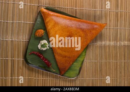 Dosa en papier avec sambar et chutney de noix de coco. Snack Végétarien Indien Du Sud Banque D'Images