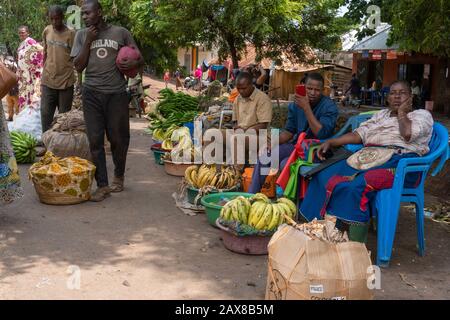 Arusha, TANZANIE - 25 NOVEMBRE : marché indigène de Mto Wa Mbu près de la zone de concervation de Ngorongoro avec différents fruits et des plats en osier. Banque D'Images