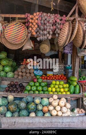 Région d'Arusha: Marché indigène à Mto Wa Mbu près de la région de concervation de Ngorongoro avec différents fruits et des plats en osier. Banque D'Images