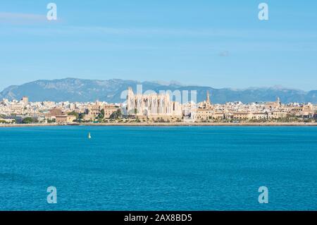 Vue sur la baie de Palma de Majorque avec la cathédrale de Santa Maria de Majorque Banque D'Images