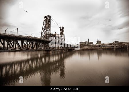 Le pont historique en acier enjambant la rivière Willamette à Portland, Oregon. Banque D'Images