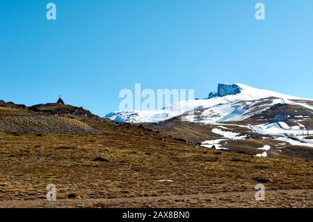 Vue sur la station de ski de la Sierra Nevada à Grenade en Espagne, En basse saison des neiges. Utilisation de canons à neige artificiels Banque D'Images